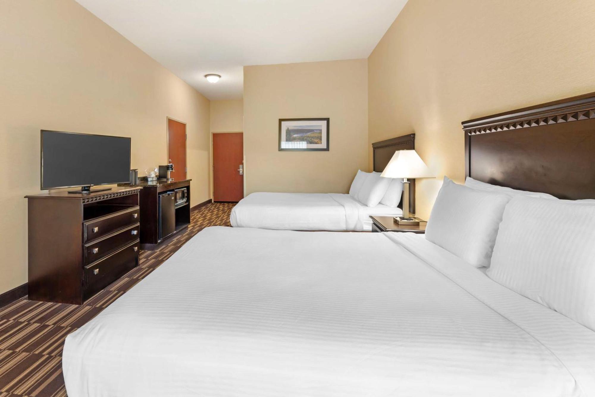 Queen Room with Two Queen Beds with Roll-In Shower - Mobility Access